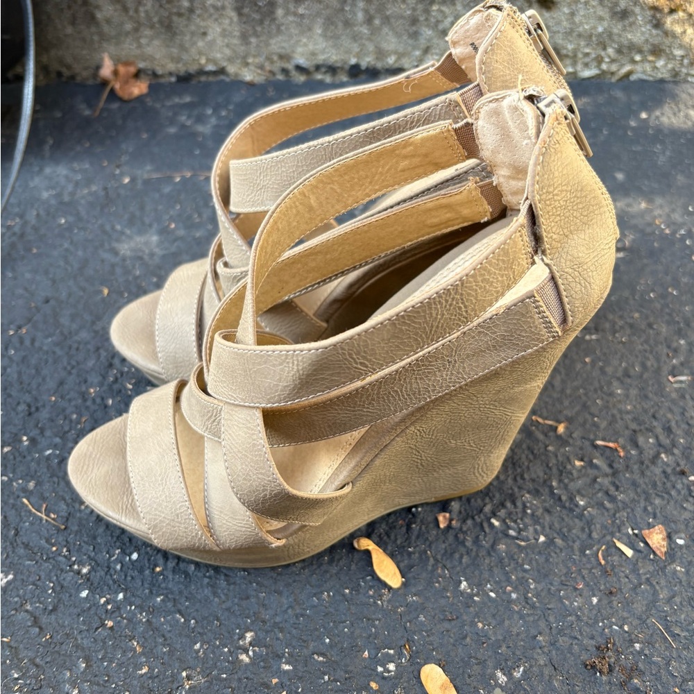 Chinese Laundry Beige Wedge Sandals Sz 8